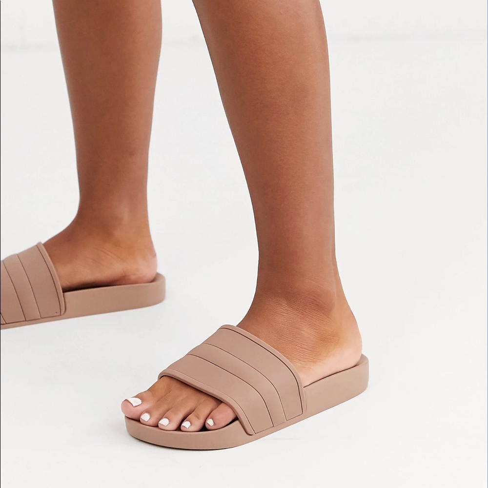 ASOS DESIGN Freya pool slider in beige